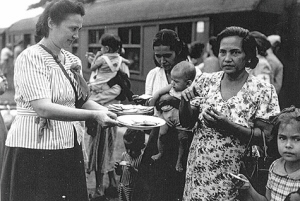 Aankomst evacuatietrein op station Manggarai in Batavia | Foto: dr. J.C. Ramaer. Collectie: mevrouw E.M. Ramaer-Sibinga Mulder