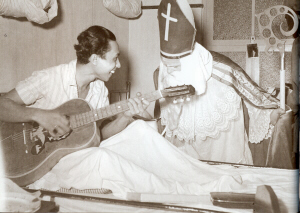 Sinterklaas bezoekt een gewonde soldaat in het militair hospitaal (Jakarta, 1947) | Foto: Charles Breuer; Collectie Nederlands Foto Museum