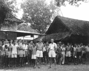 Bezoek van de gedelegeerden van het Internationale Rode Kruis, Helbling en Descoeudres, aan het republikeinse mannen/jongenskamp: het 7e Bataljon in Magelang op 9 februari 1946 | Collectie: ICRC/Library and Research Service, Genve, Zwitserland