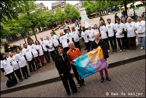 Staatssecretaris van Gennip bij het levend spandoek, 2-6-2004 | Foto: Bas de Meijer