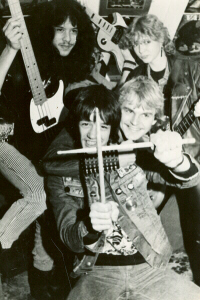 Centaur - van links naar rechts: Frans de Meijer, Tom Berendsen, Marcel Hoksbergen, Patricia de Jong. Verscholen achterin: Han van Kuppeveld. Locatie: Zevenaar, 1984 | Foto: Ron Huiskes