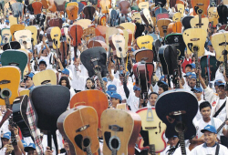 1.730 gitaristen spelen 'Knocking on heaven's door' | Foto: Reuters