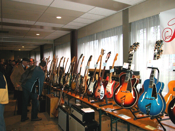 mmmvintageguitarshow03.jpg