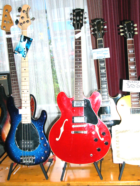 mmmvintageguitarshow07.jpg