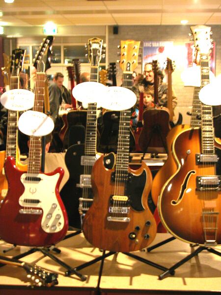 mmmvintageguitarshow08.jpg