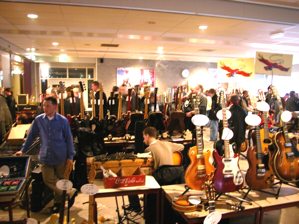 mmmvintageguitarshow09.jpg